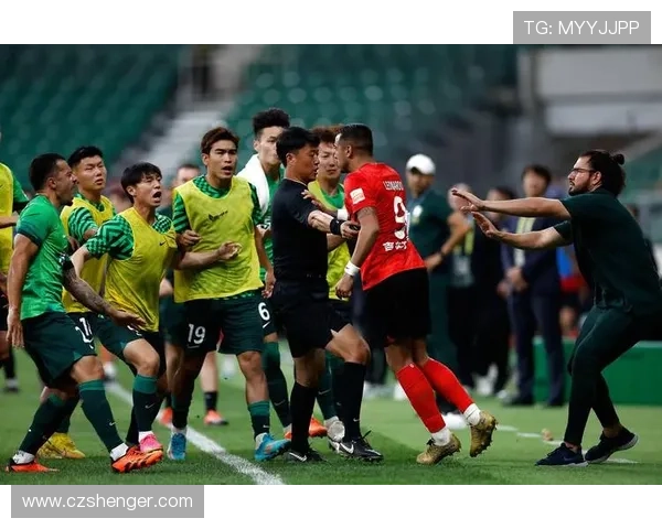 土耳其三级联赛女边裁遭铲倒